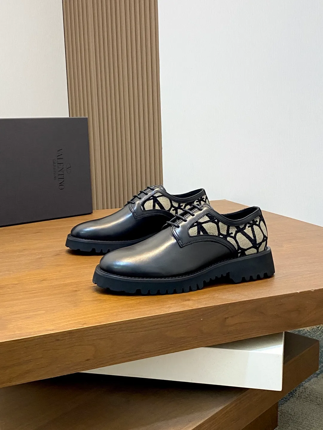 Men's shoes 💰740 VALENTINO Valentino's new men's fashionable casual leather shoes. These leather shoes are made of imported cowhide leather uppers, dyed calfskin lining and calfskin insoles. The upper foot is soft, comfortable and breathable. Comes with complete packaging in the original box! Visible details and quality. Size: 39-44 (customized at 38.45.46)